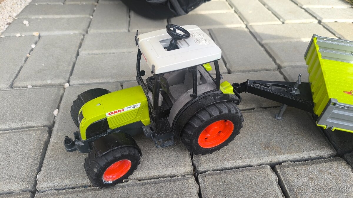 Bruder Claas Nectis 267F s vlečku - 2