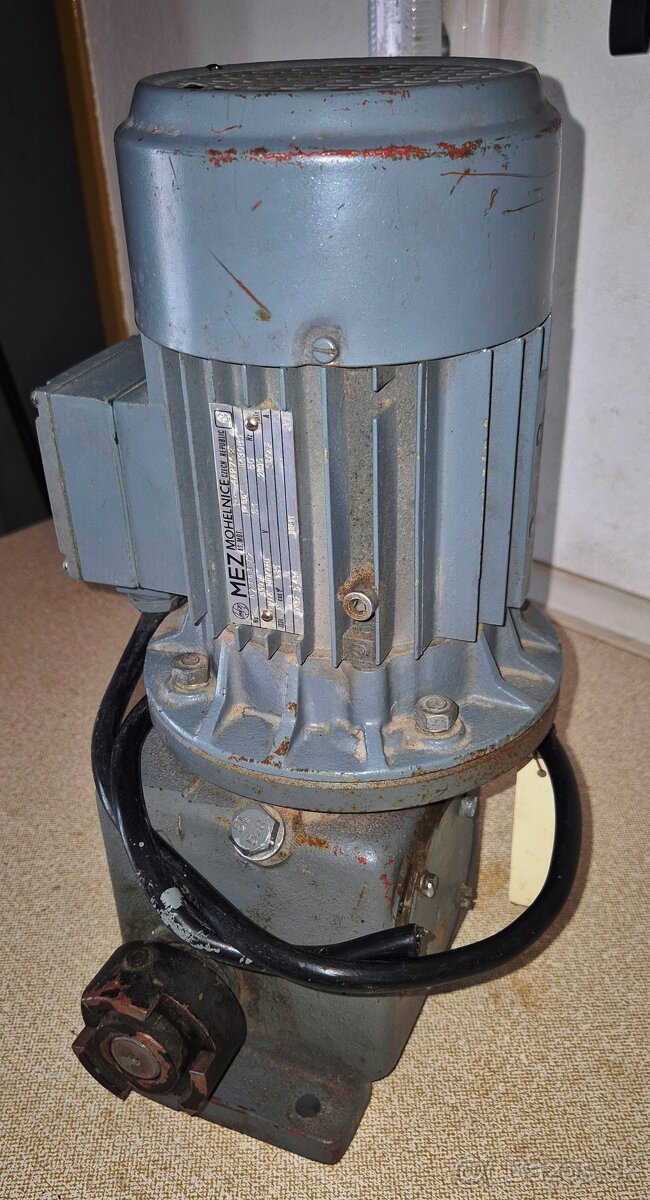 Elektromotor s prevodovkou. - 2