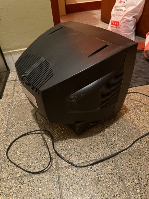 Starý funkčný televízor - 2