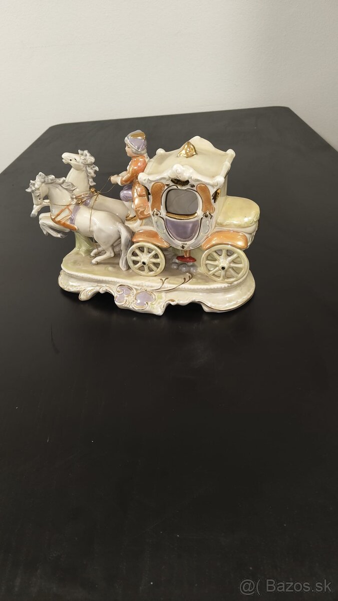 Porcelánový záprah s kočom. - 2