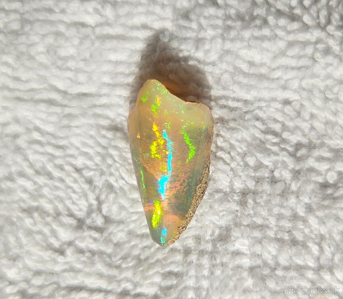 Priehľadný medový drahý opál s veľmi výraznou farbohrou - 2