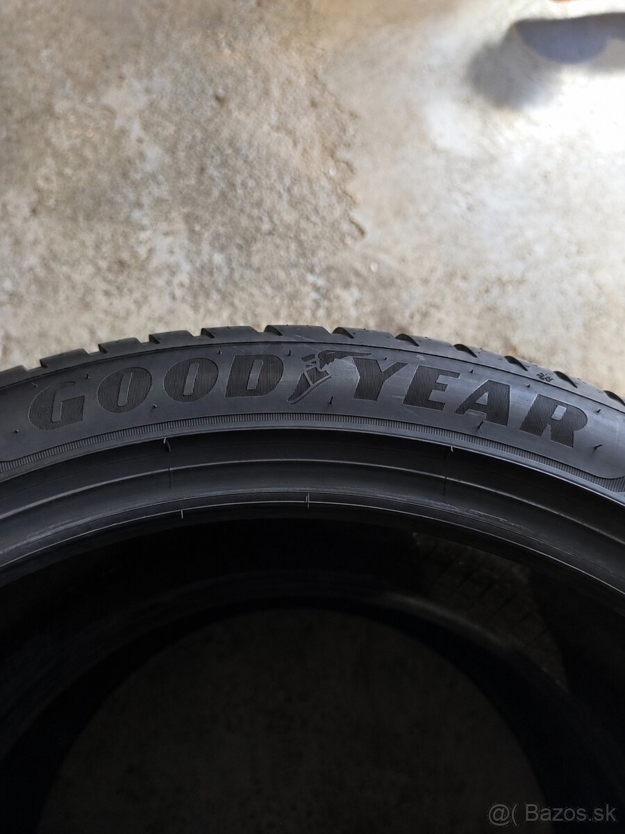 Goodyear Vector 4Seasons 245/40 R19 98Y - 2