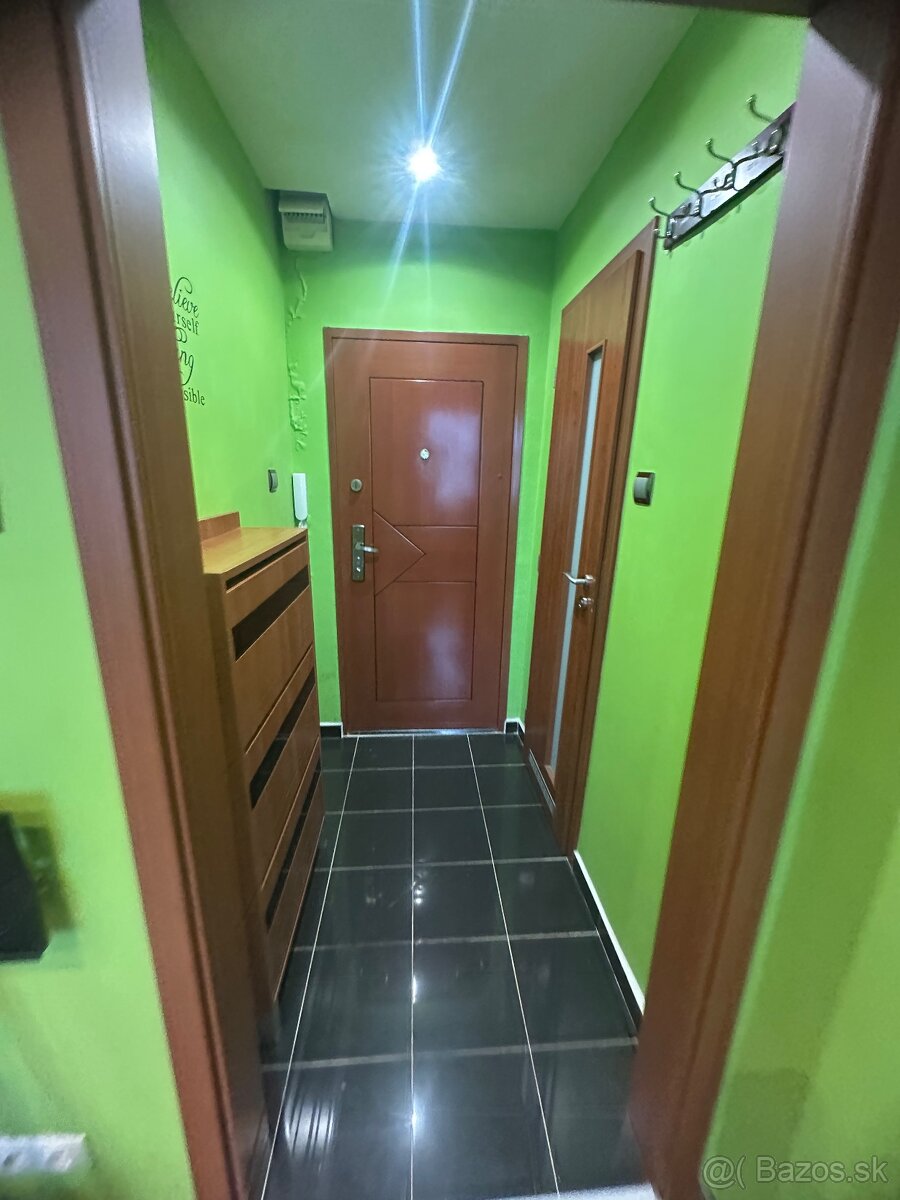 Na predaj1 izbový komplet zrekonštruovaný byt v centre mesta - 2