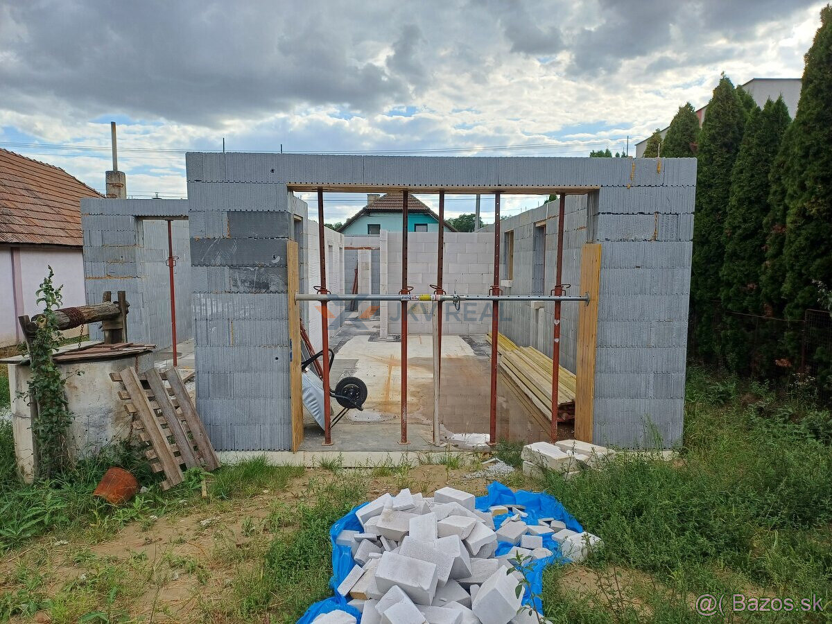 Rozostavaný dom na 597 m² pozemku – Sasinkovo - 2
