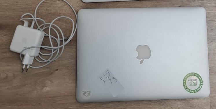 Apple MacBook Air 13" — 128 GB SSD - 2