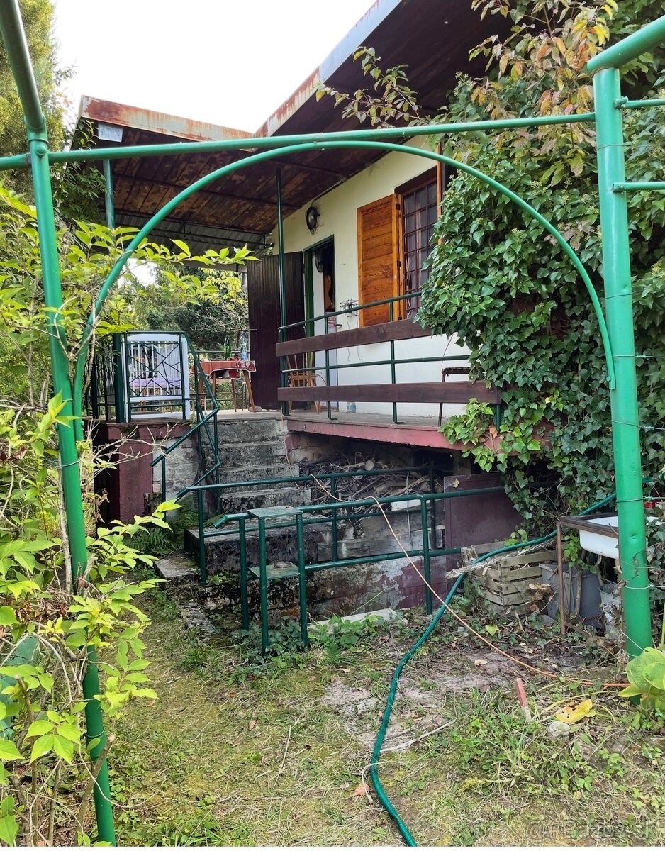 Záhrada s murovanou chatkou - 2