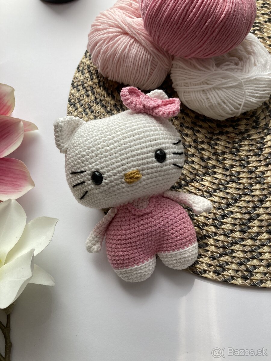 Malá háčkovaná hračka Hello Kitty - 2