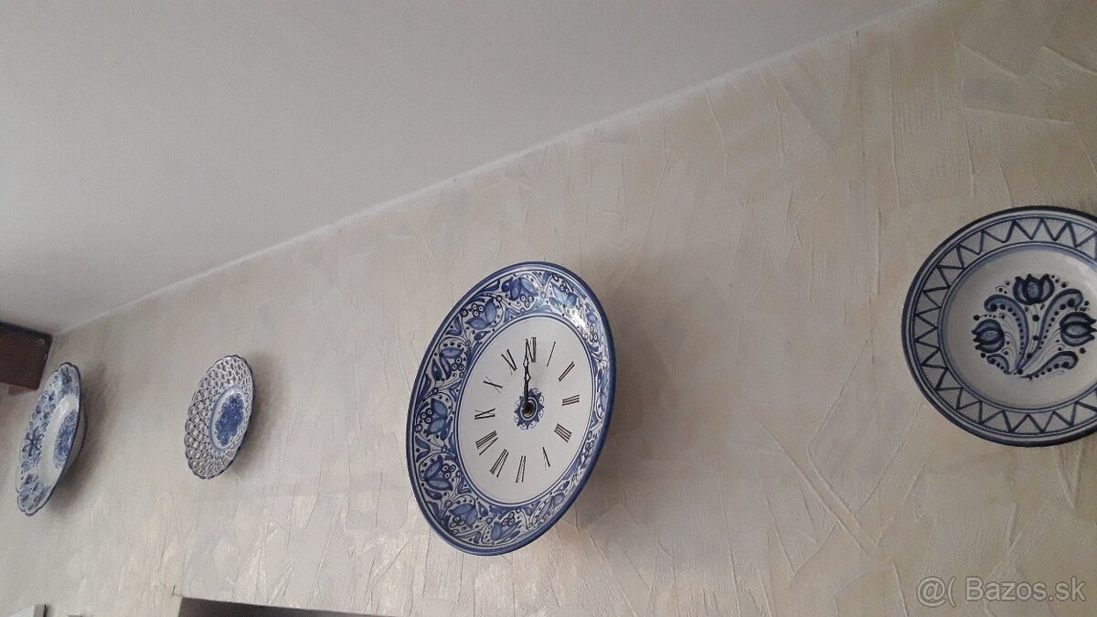 Veľa modranskej keramiky s policou - 2