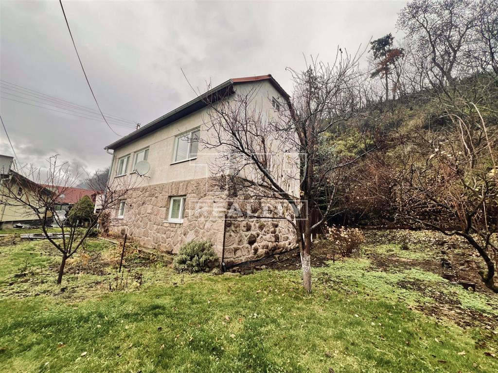 Na predaj rodinný dom s pivnicou, altánkom a garážou, v... - 2