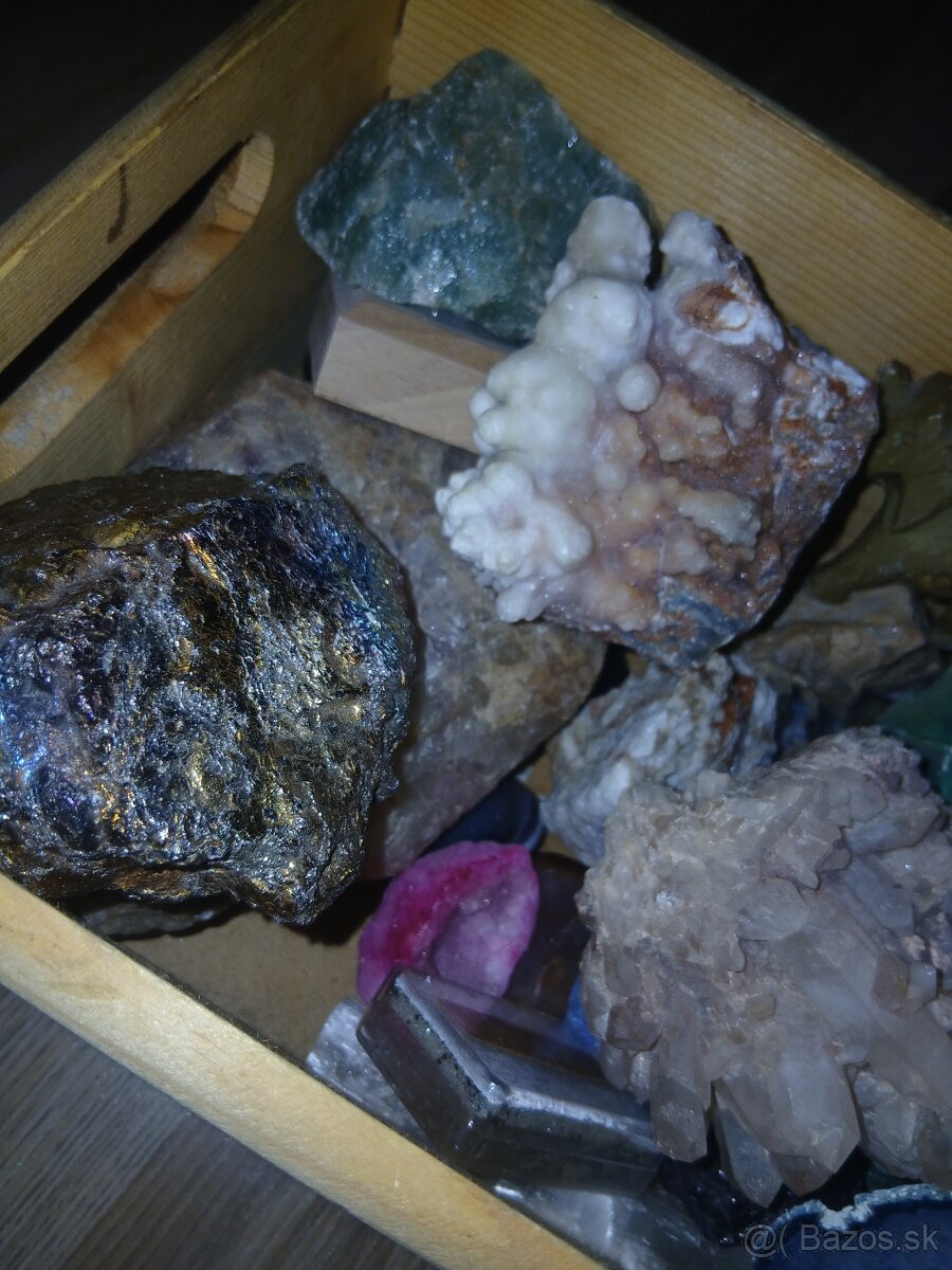 Predám krabicu kryštálov - 2