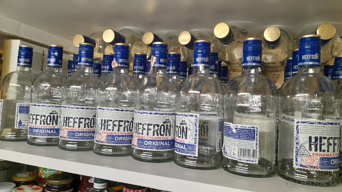 Prazdne flase od rumu Hefron (aj s uzavermi) - 2