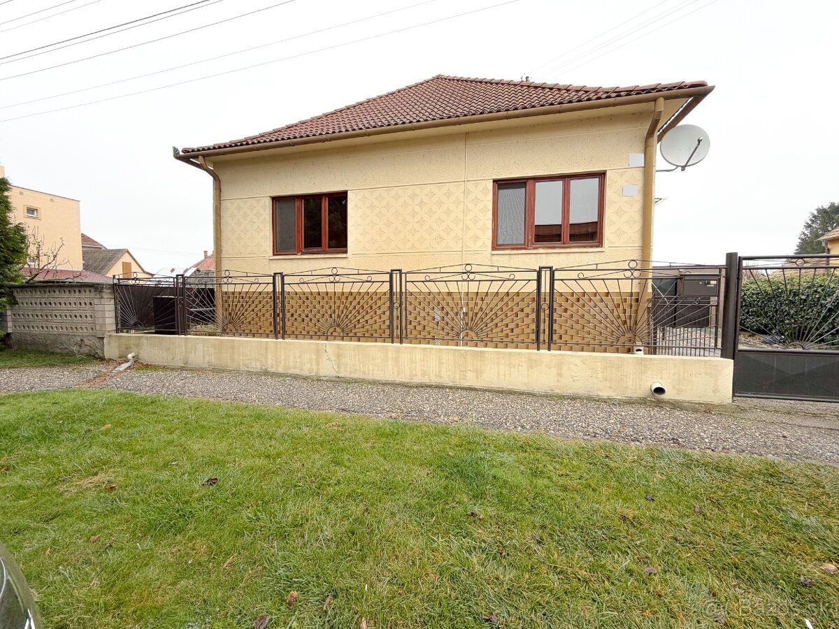 Príjemný rodinný dom v dobrej lokalite s veľkým dvorom - 2
