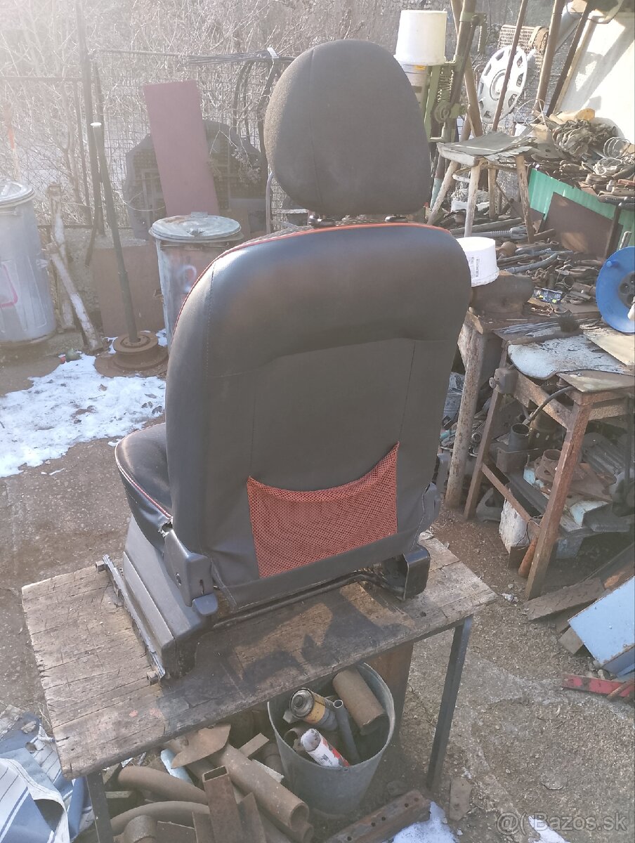 Predam vodicovu sedacku Peguot Partner - 2