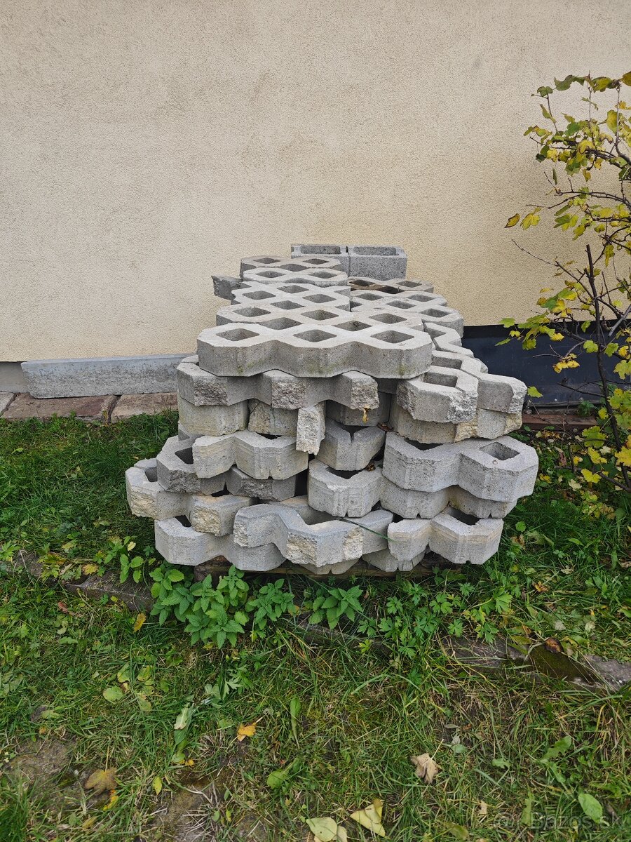 Zatrávňovacia dlažba sivá - 2