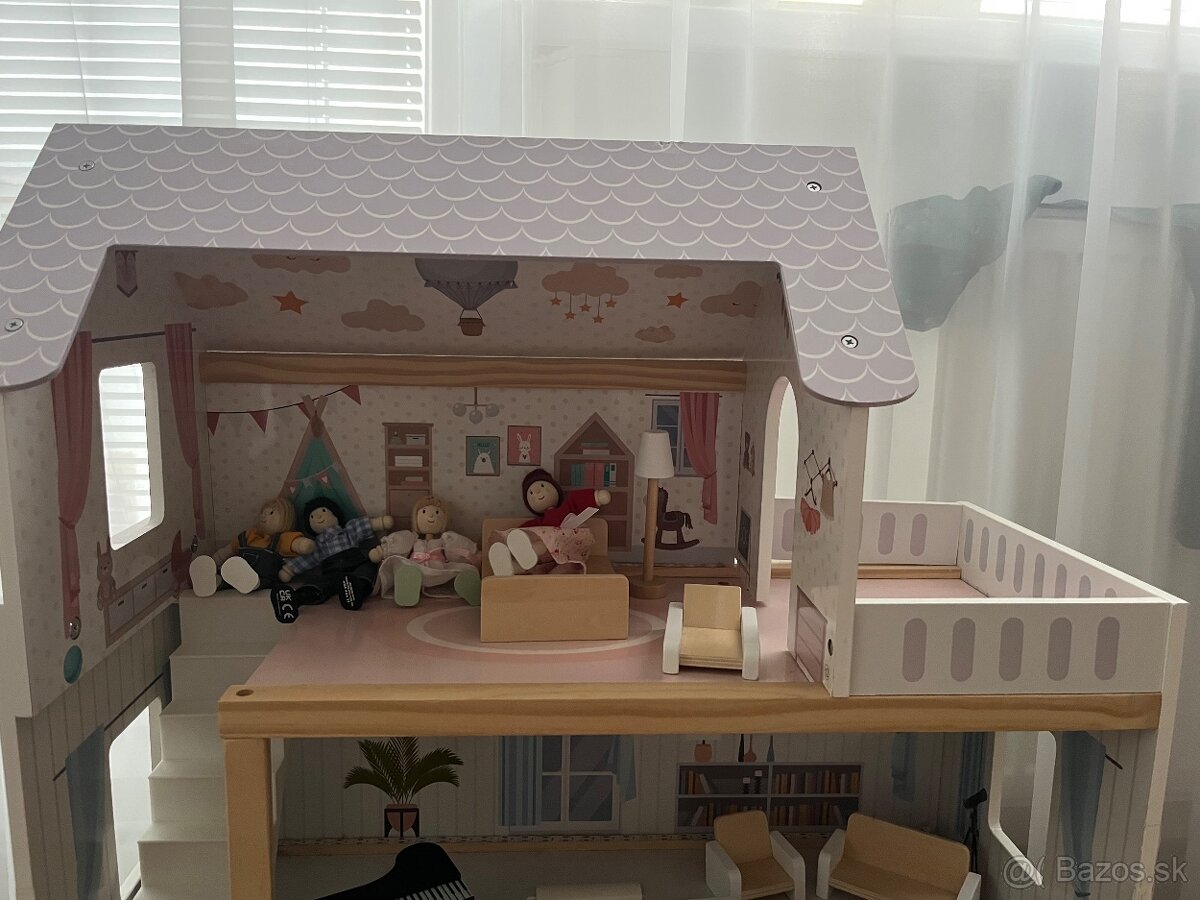 Drevený domček aj s bábkami - 2