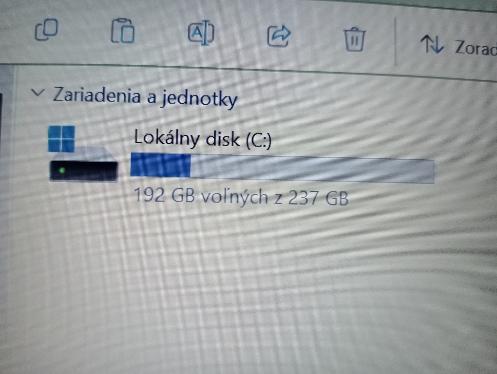 predám Lenovo V330 , Intel core i5 , 8gb ram , ssd - 2