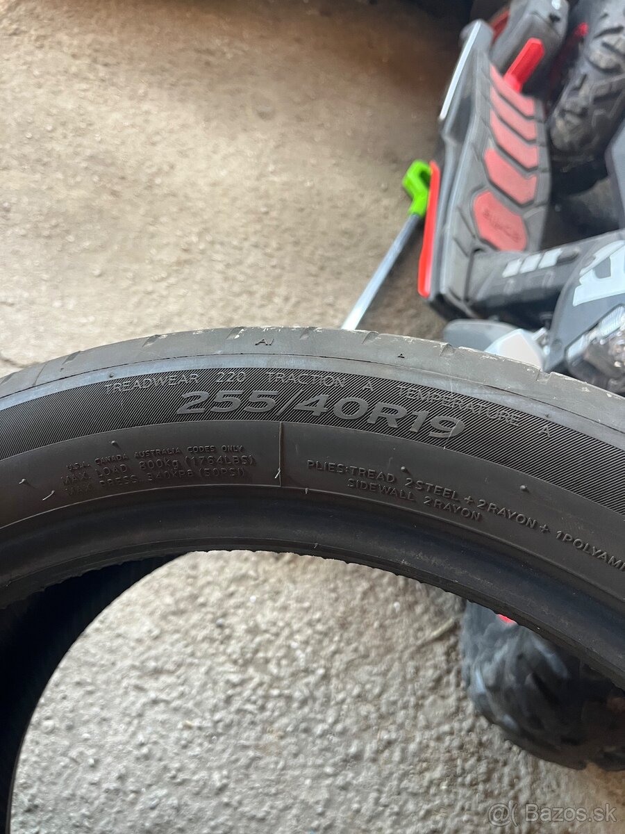255/40 R19 Hankook - 2