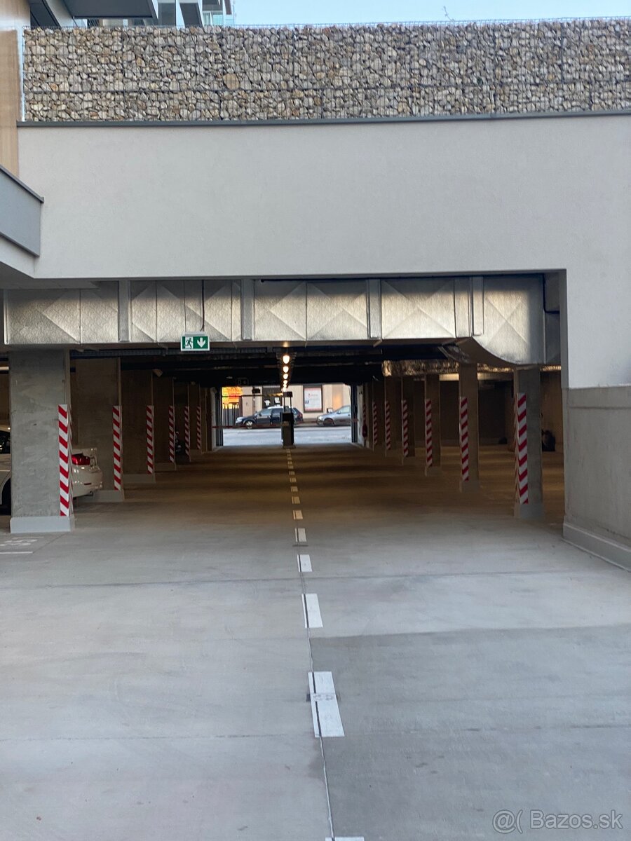 2x Parking v METROPOLIS - 2