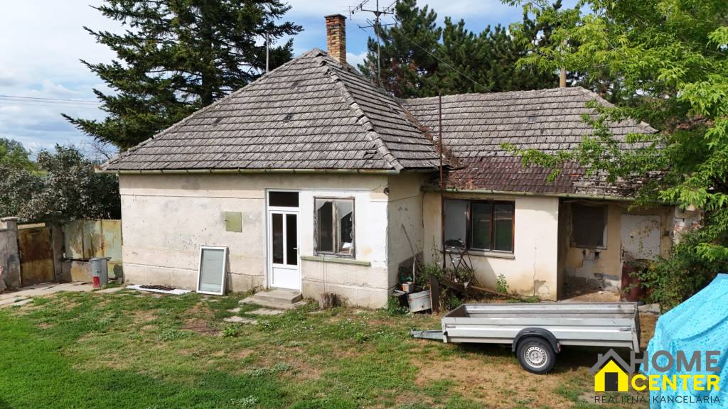 Znížená cena Priestranný pozemok so starším rodinným domo - 2