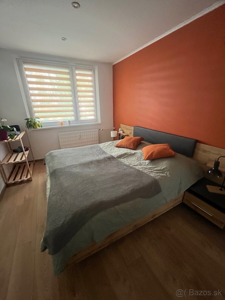 Manželská posteľ s nočnými stolíkmi - 2