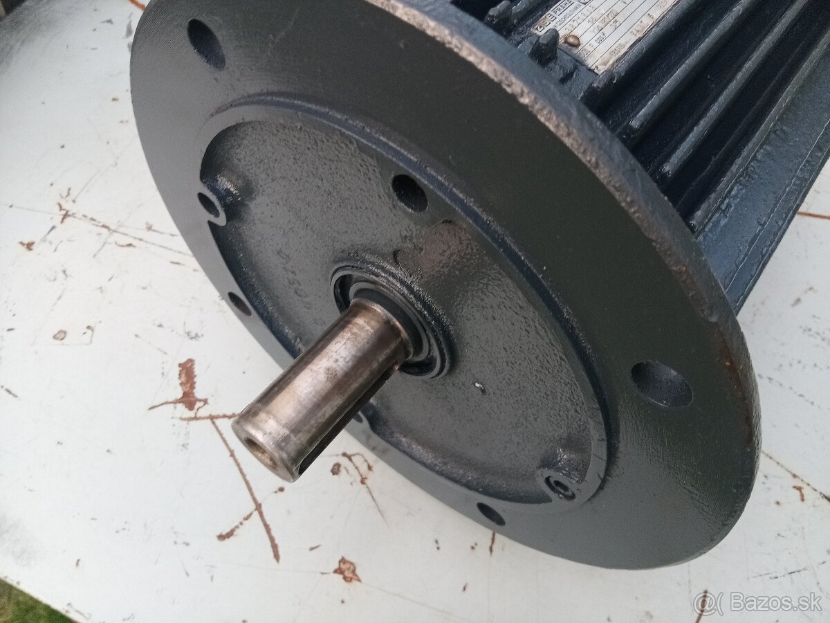 Elektromotor 1,5kW , 940ot. prírubový - 2