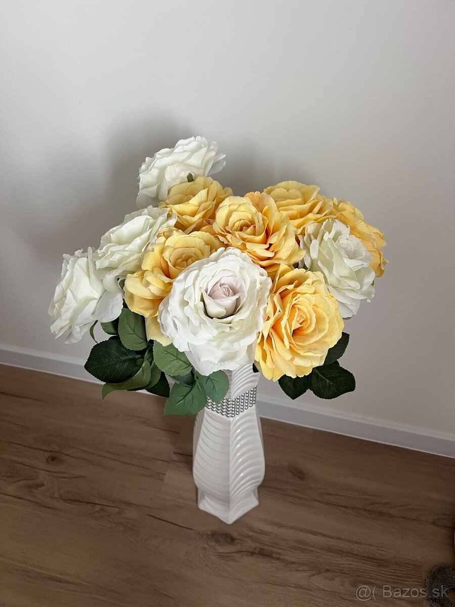 Biela vysoká váza aj s kvetmi - 2
