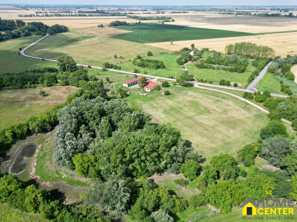NA PREDAJ RODINNÝ DOM S VEDĽAJŠÍMI PRIESTORMI NA 2 HEKTÁROVO - 2