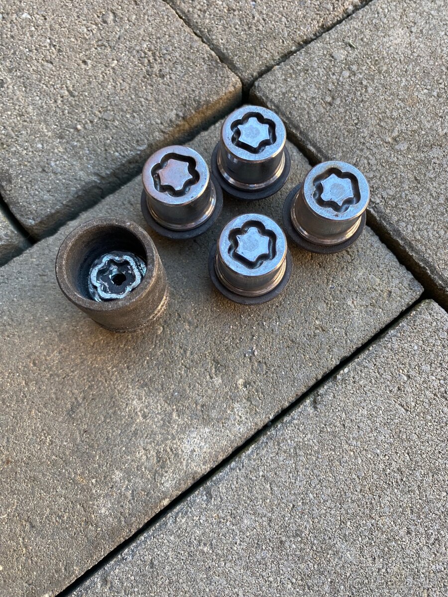 Predám bezpečnostné šruby s kľúčom - 2