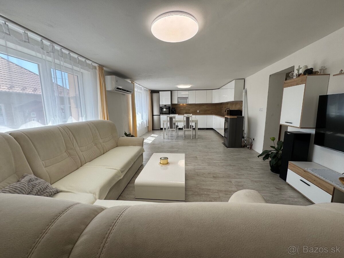 Veľký RD s bazénom v obci Petrova Ves - 2 samostatné bývania - 2