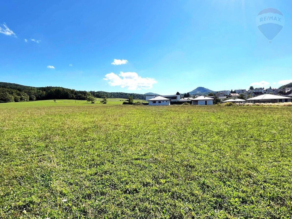 Slnečný rovinatý pozemok - 1214 m2 - Hliník nad Hronom - 2
