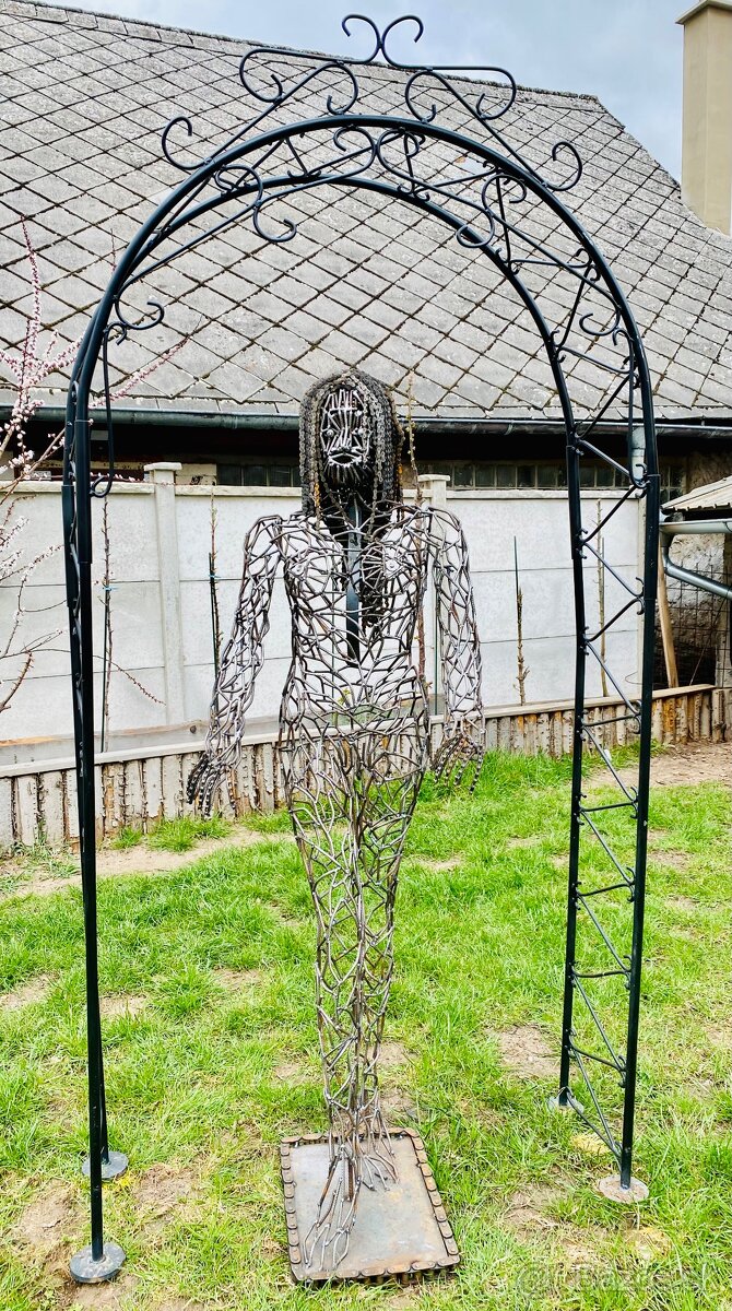 Socha ženy z kovu - 2