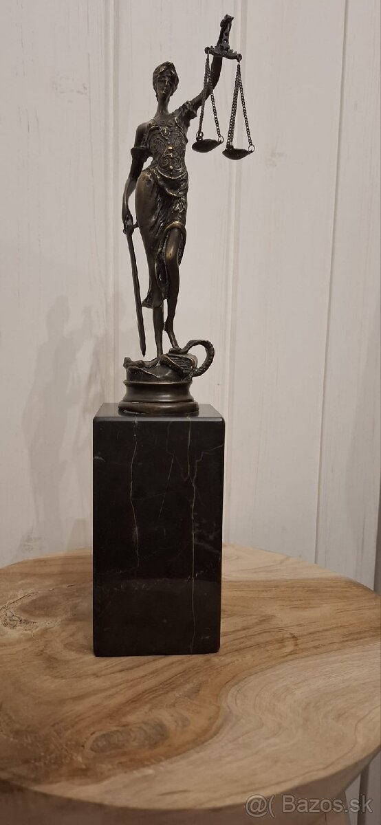 Justice bronz socha - 2