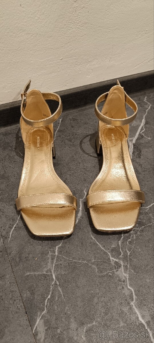 Zlaté sandálky - 2