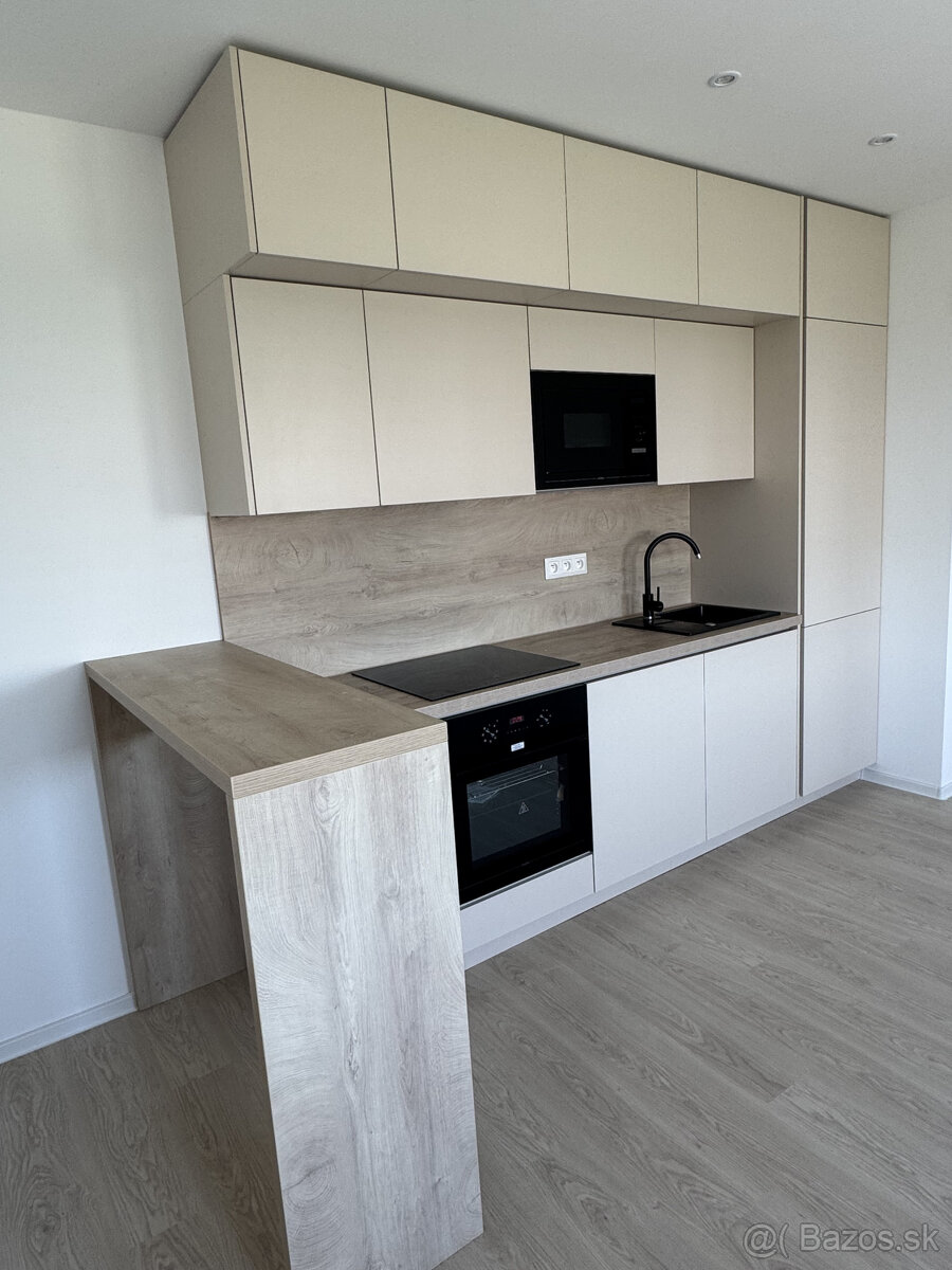 REZERVOVANÝ Krásny novozrekonštruovaný 2 izbový byt v skvele - 2