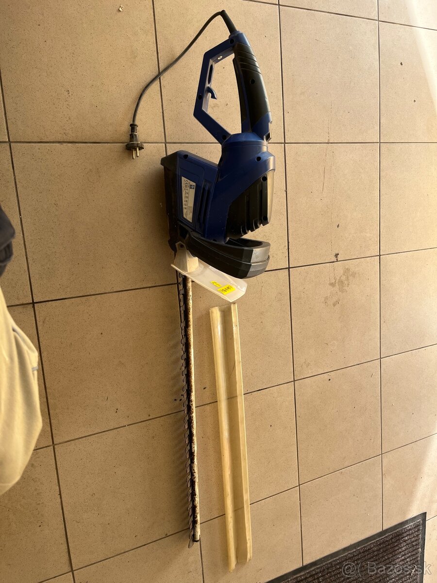 Elektricky plotostrih na stromčeky - 2