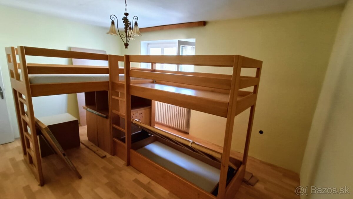 Poschodové postele z masívu s úložným priestorom a skrine. - 2