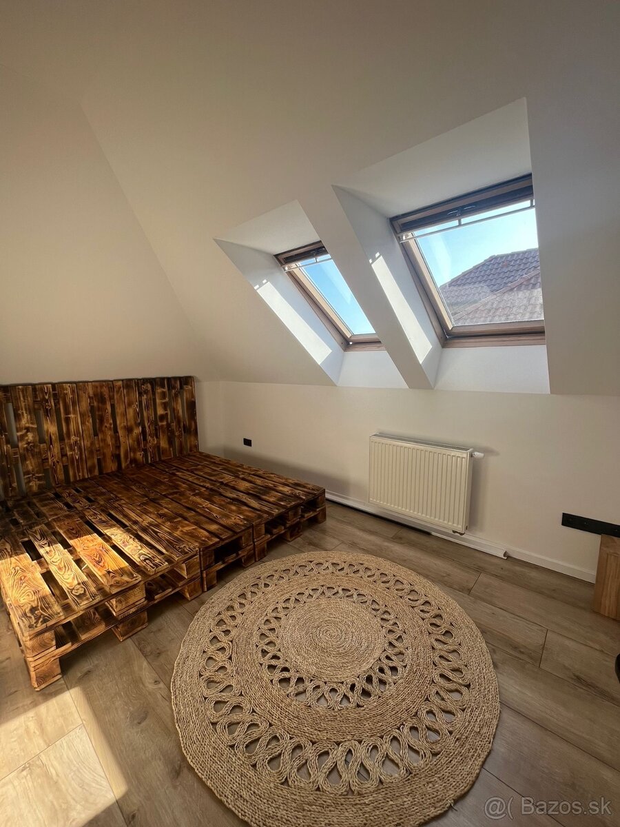 Posteľ z paliet s čelom - 2