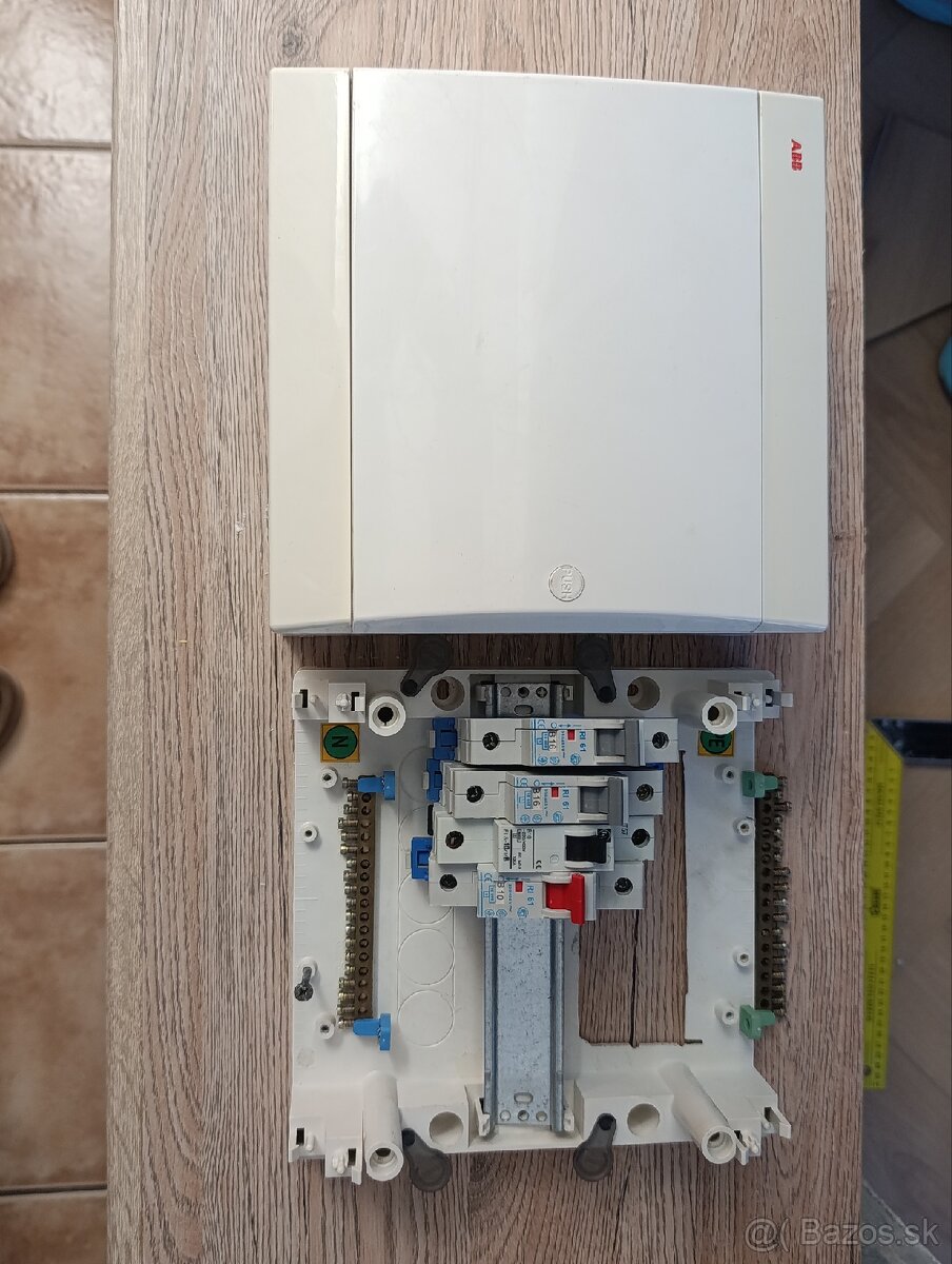 Rozvádzač 8 modulov - do bytu; chaty - 2