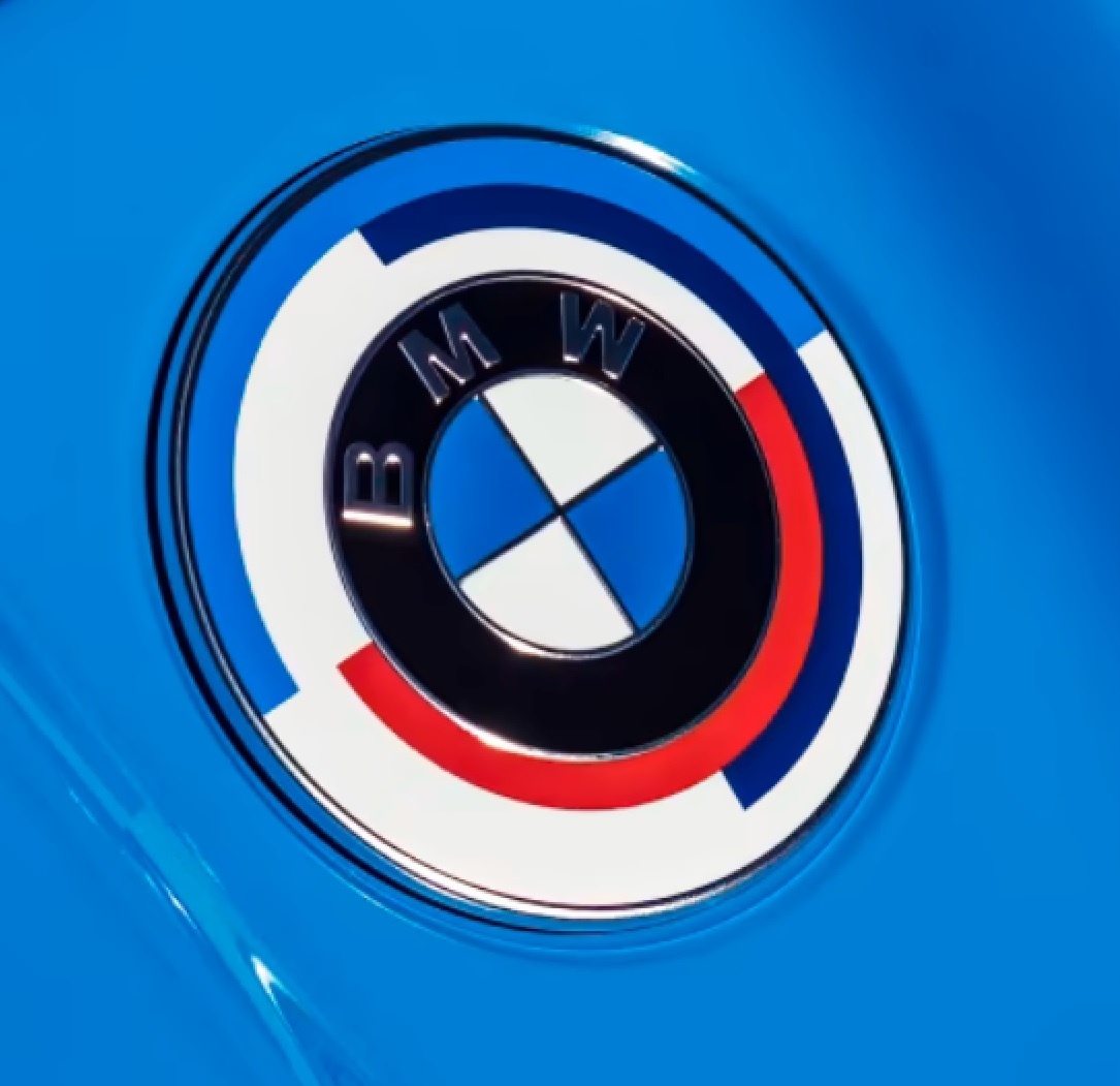 znak na kapotu – 50. výročie BMW M - 2