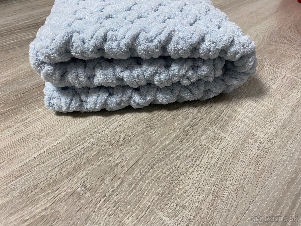 Háčkovaná sivá deka z jemnej eco vlny - 2