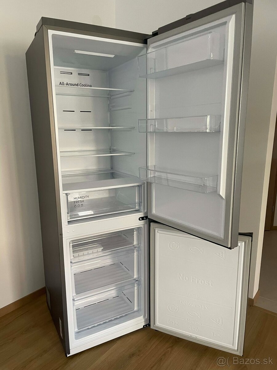Moderná a takmer nová chladnička Samsung RB34C600CSA/EF - 2