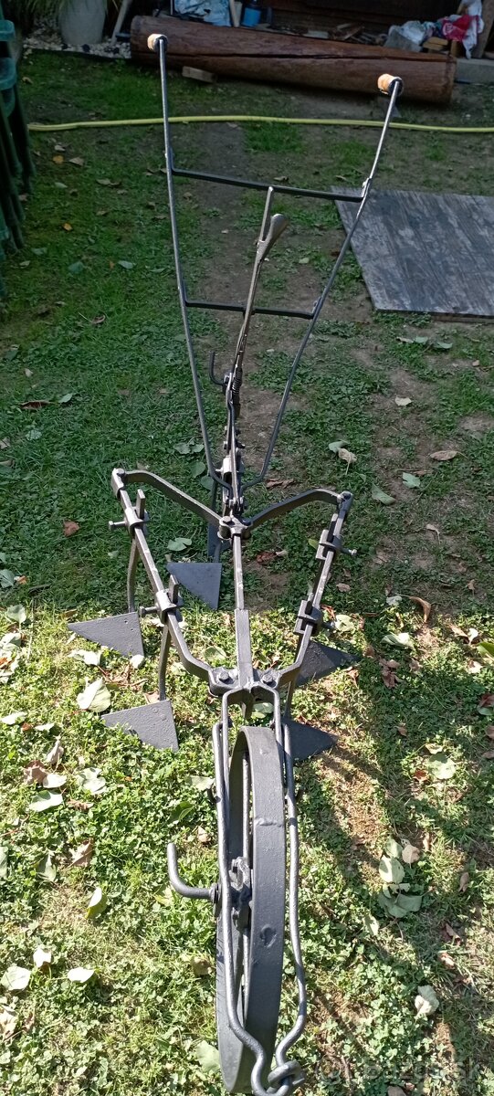 Starý kovový pluh 2 - 2