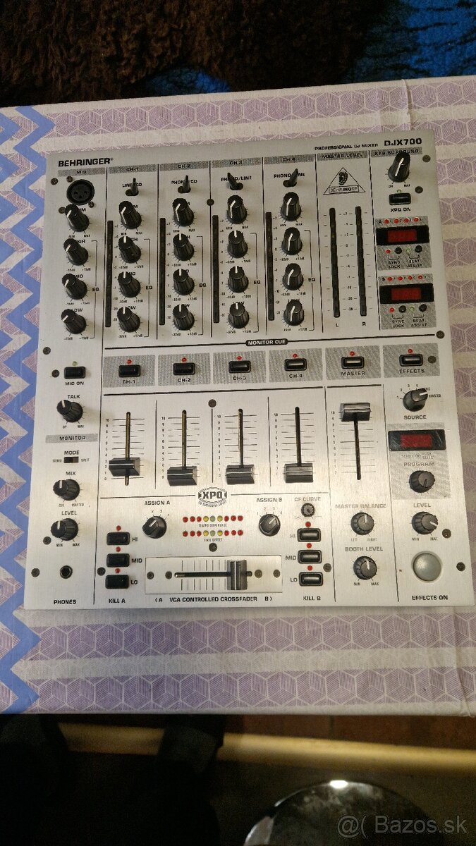 Predám mixpult behringer DJX700 - 2