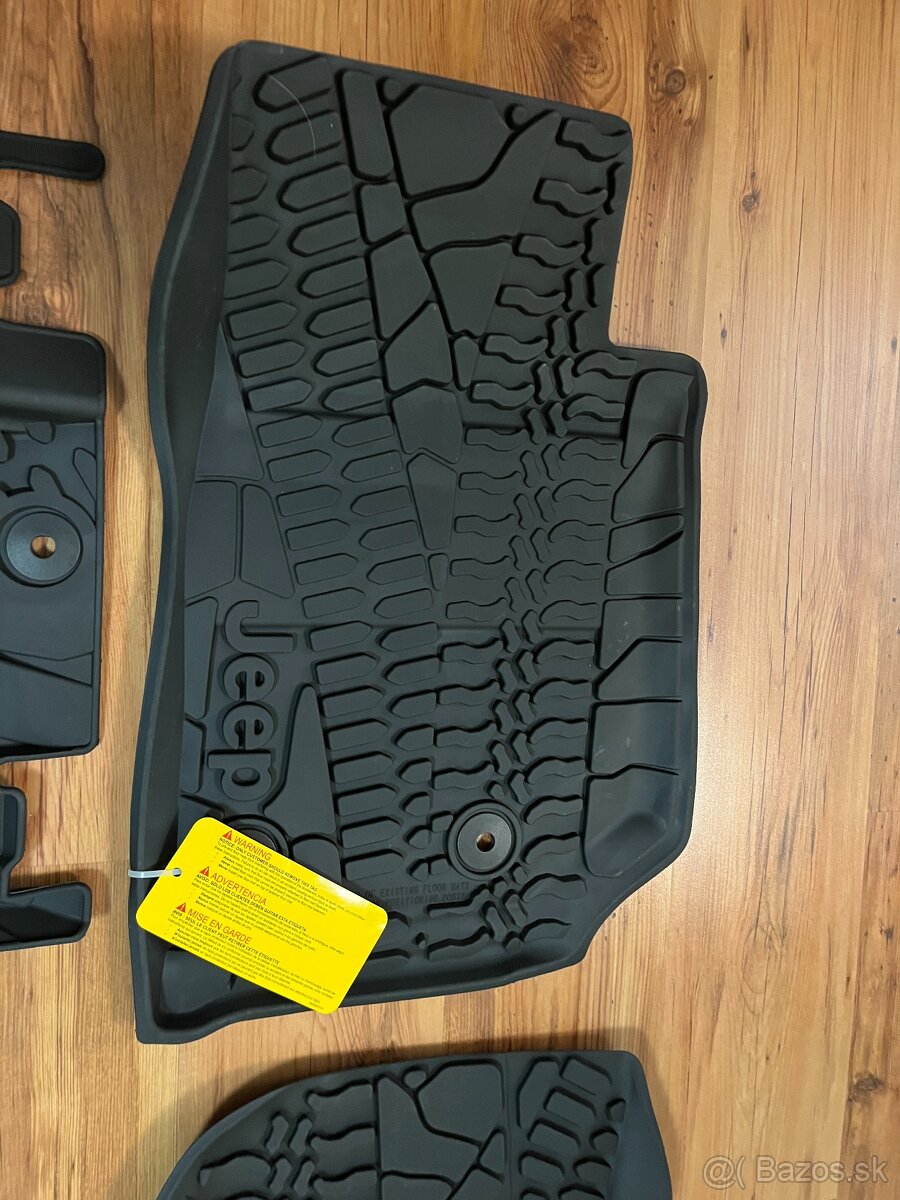 Predám originál gumene koberce MOPAR na Jeep Wrangler