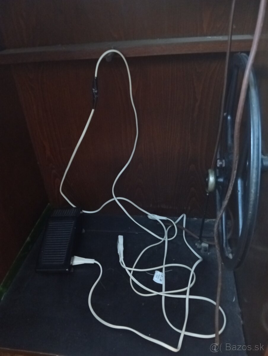 Predám funkčný šijací stroj Veritas - 2