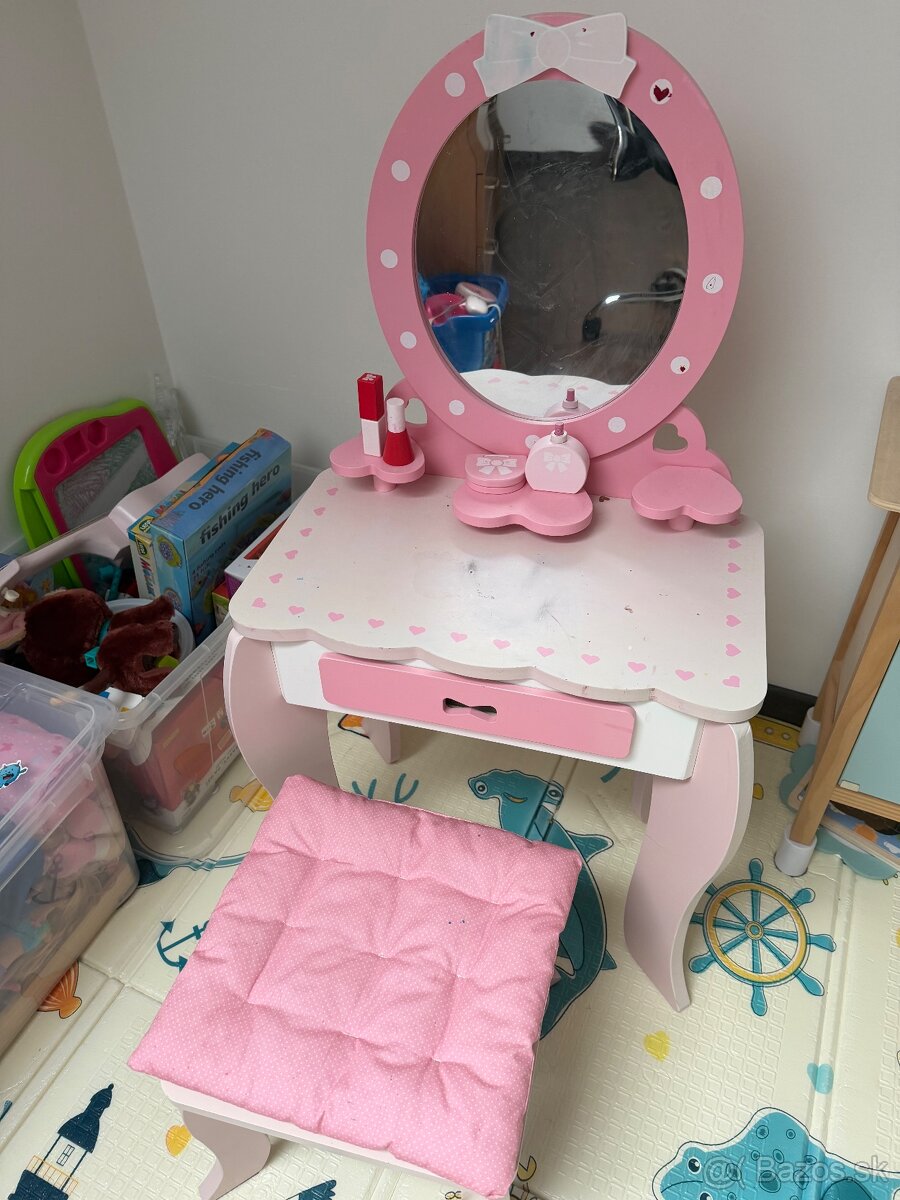 Kozmeticky stolik - 2