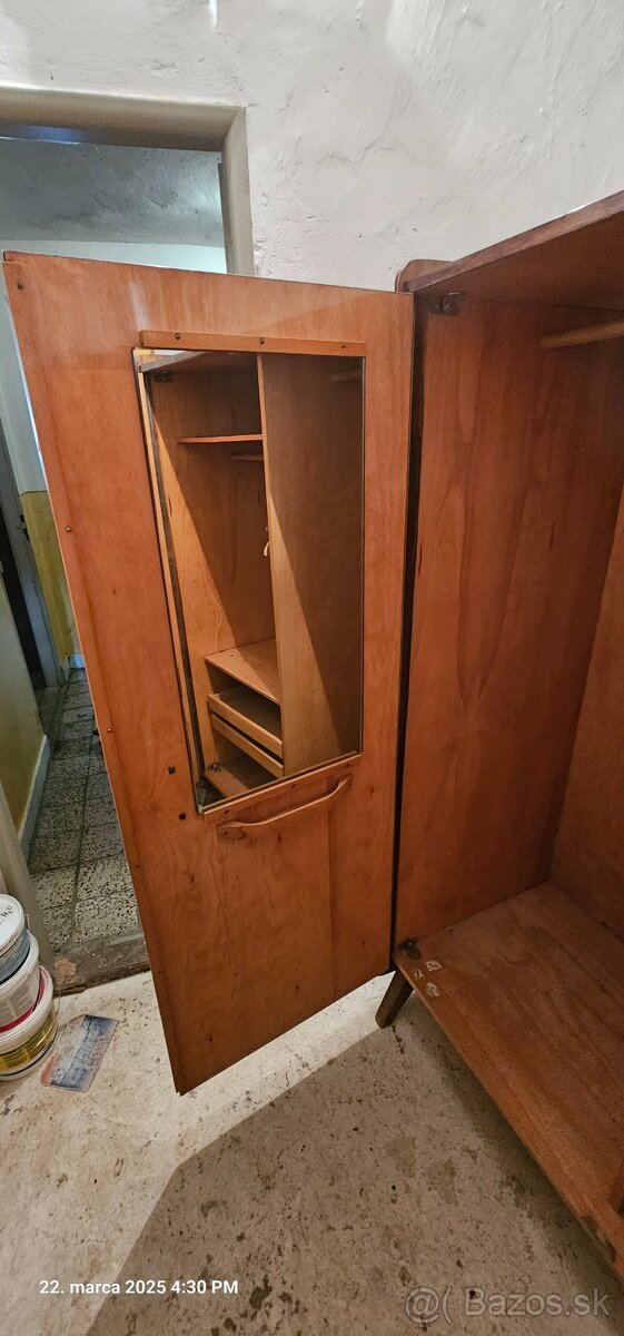 Stará šatníková skriňa - 2