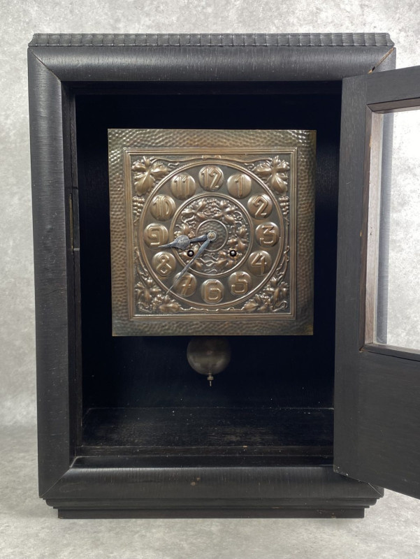Secesné skrinkové hodiny s mosadzným tepaným ciferníkom , V - 2