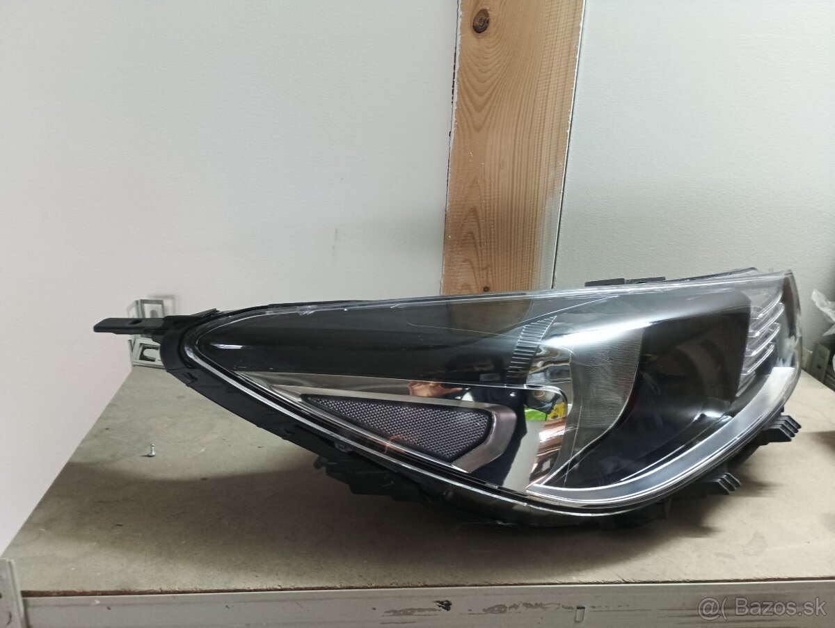 Práve predné svetlo Kia Rio - 2