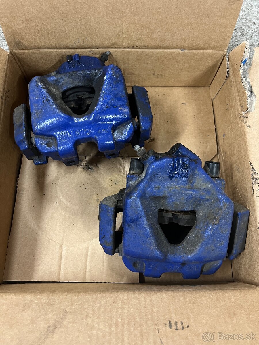 Predné strmene bŕzd a držiaky BMW E90 - 2